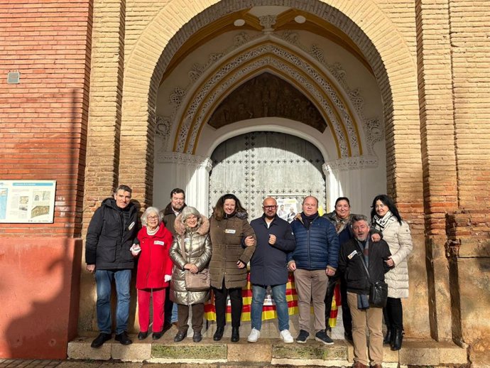 El candidato del PAR a la Presidencia de Aragón, Alberto Izquierdo, junto a miembros de la formación.