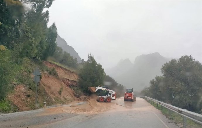 Vista de la carretera MA-8401 de Benaoján a Cortes de la Frontera, en la Serranía de Ronda, cortada por desprendimientos.