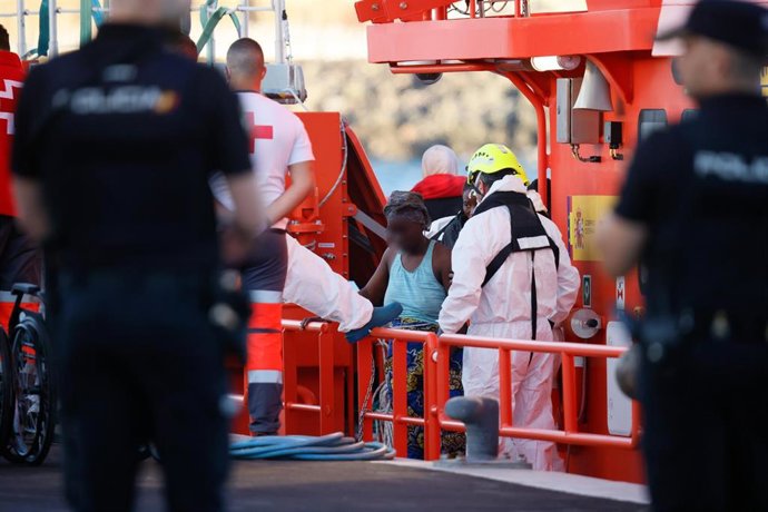 Varios migrantes son rescatados y trasladados por Salvamento Marítimo al puerto de Arguineguín, a 15 de enero de 2026, en Gran Canaria, Canarias (España). 