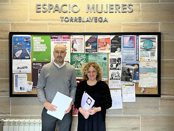 El alcalde, Javier López Estrada, y la concejala de Igualdad, Patricia Portilla, en Espacio Mujeres