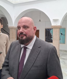 El presidente de la Asamblea de Extremadura, Manuel Naharro, en declaraciones a los medios en el inicio de la ronda de contactos para proponer candidato a la investidura como jefe del Ejecutivo regional