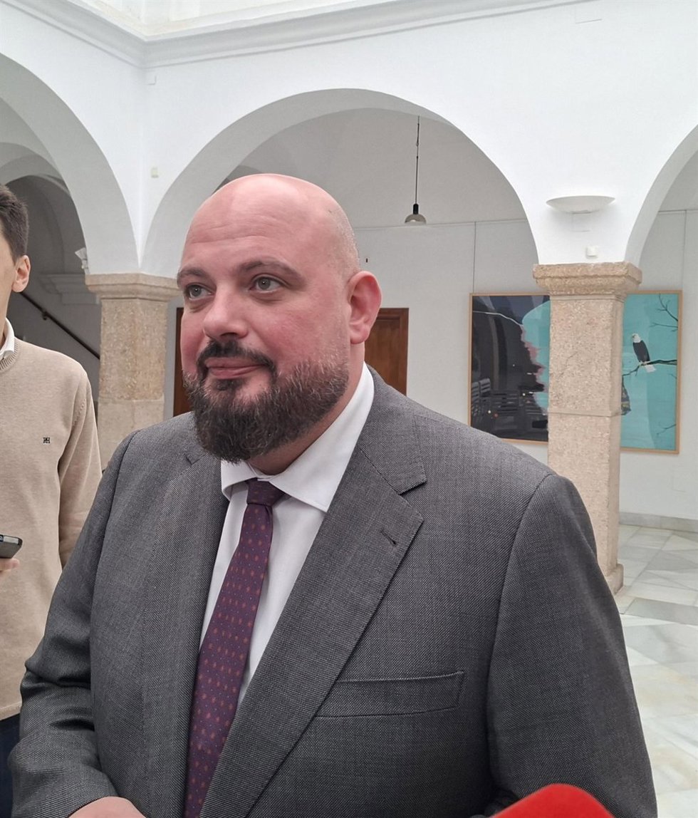 El presidente de la Asamblea de Extremadura, Manuel Naharro, en declaraciones a los medios en el inicio de la ronda de contactos para proponer candidato a la investidura como jefe del Ejecutivo regional