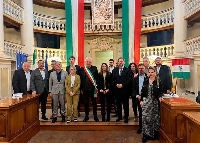 La presidenta de la ACM, Meritxell Budó, encabeza una delegación de la entidad en regiones de Italia para conocer su gestión de residuos textiles