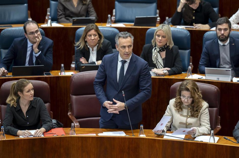 El Consejero de Medio Ambiente, Agricultura e Interior, Carlos Novillo, durante un pleno en la Asamblea de Madrid, a 5 de febrero de 2026, en Madrid (España). Ayuso, se reencuentra hoy con su oposición parlamentaria --Más Madrid, PSOE y Vox-- en el prim