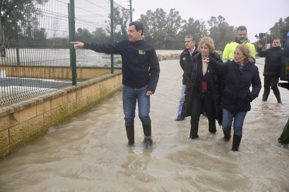El presidente de la Junta de Andalucía, Juanma Moreno, acompañado por los consejeros de Sanidad, Presidencia y Emergencias, Antonio Sanz, y de Agricultura, Pesca, Agua y Desarrollo, Rural, Ramón Fernández-Pacheco, visita zonas inundadas por la borrasca 