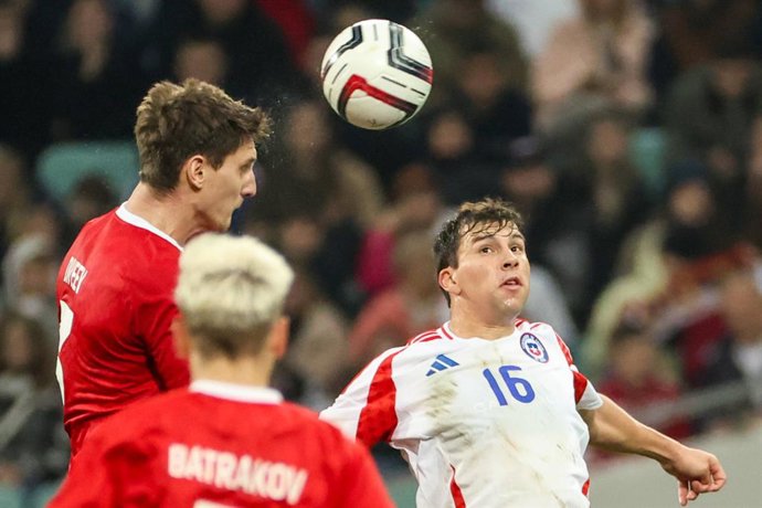 Futbol, Rusia vs Chile Partido amistoso 2025 El jugador de la seleccion chilena Gonzalo Tapia, derecha, disputa el balon contra Igor Diveev de Rusia durante el partido amistoso disputado en el Estadio Olimpico Fisht de Sochi,