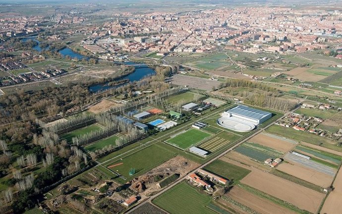 Cerrados los parques y zona arbolada de la Ciudad Deportiva La Aldehuela en Salamanca debido al fuerte viento.