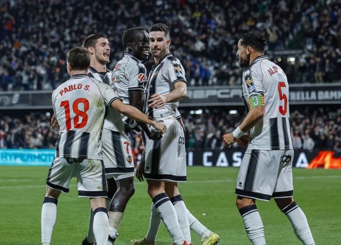 Los jugadores del Castellón celebran un gol.