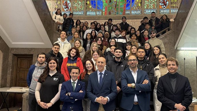 El alcalde de León, José Antonio Diez, recibe a los 176 nuevos estudiantes de movilidad internacional de la ULE.