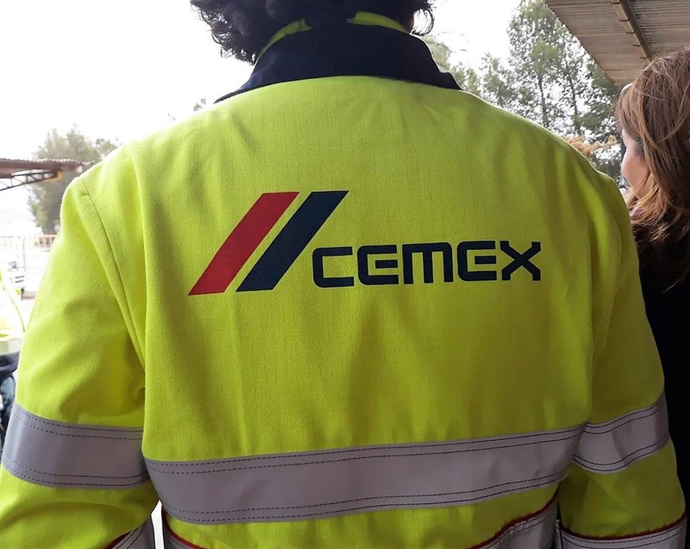 Archivo - Un operadio de Cemex.