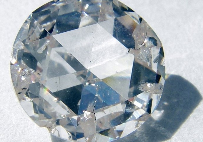 Archivo -    El diamante, el material natural más duro del mundo, también es flexible cuando se fabrica en agujas a nanoescala, unas mil veces más delgadas que una hebra de cabello humano