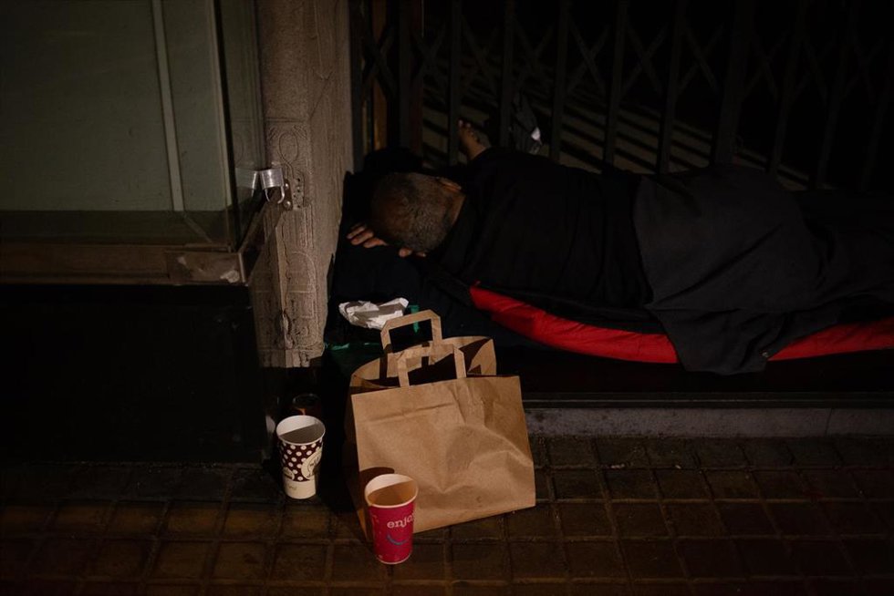 Archivo - Un hombre duerme en un portal de la Rambla de Catalunya, a 10 de junio de 2021, en Barcelona, Catalunya (España). 