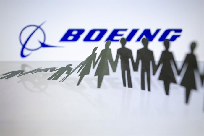 Archivo - 11 October 2024, Paraguay, Asuncion: Boeing logo is displayed behind cut out paper figures chain. Photo: Andre M. Chang/ZUMA Press Wire/dpa