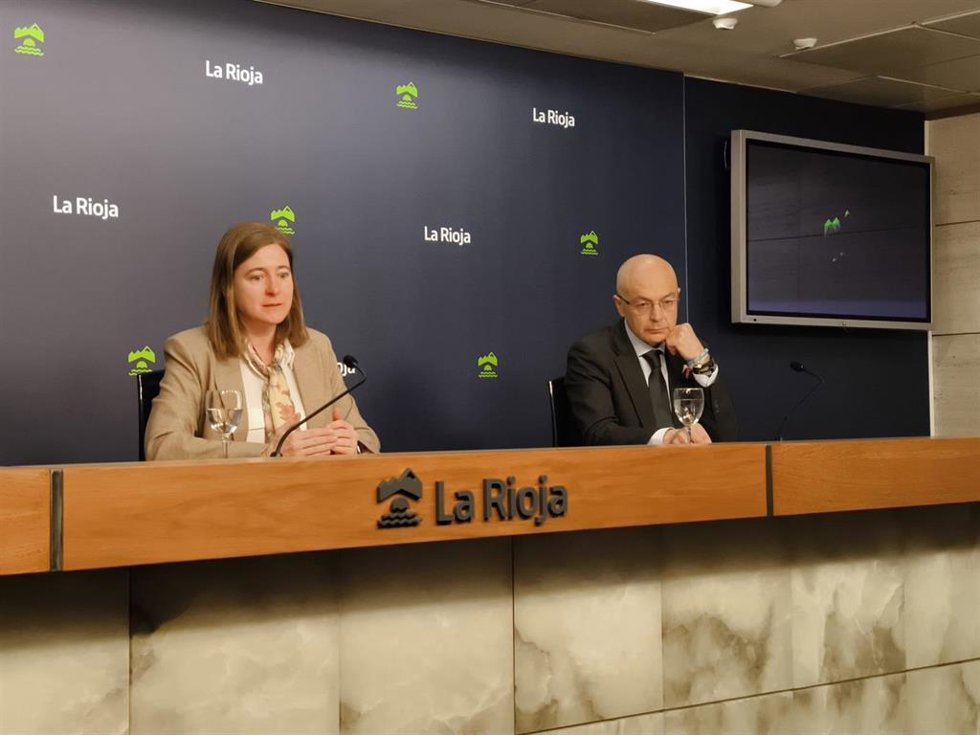 La consjera de Agricultura, Noemí Manzanos, y el director general de Agricultura, David Martín, epxlican las nuevas ayudas para incorporación al sector agrario de los jóvenes