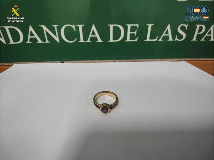 Uno de los anillos robados y recuperado por la Guardia Civil