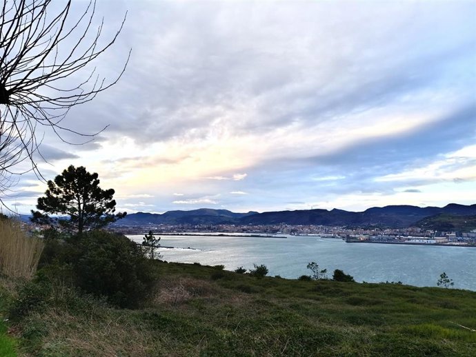 Cielo nublado en la costa 