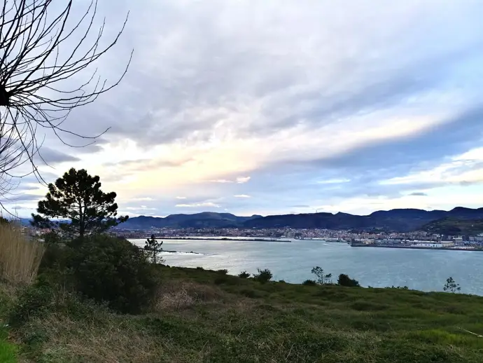 Cielo nublado en la costa