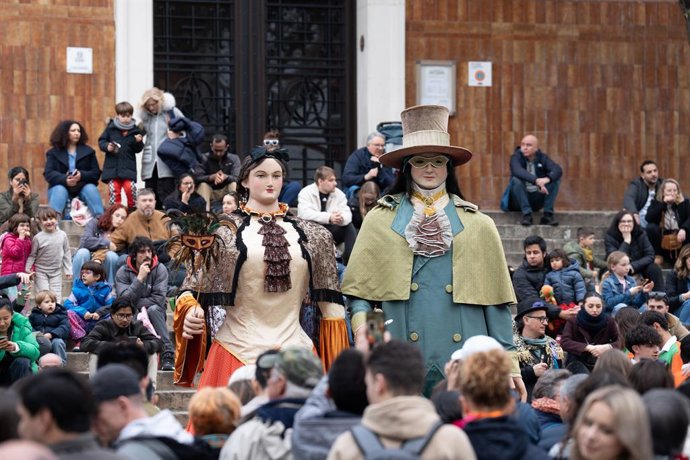 Archivo - Espectáculo de Carnaval durante el Arribo, en la Plaça de Bonet i Muixí,  a 27 de febrero de 2025, en Barcelona.
