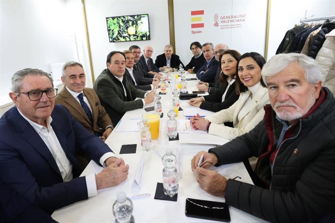 Reunión de la consejera de Agricultura, Sara Rubira, el presidente de la Generalitat Valenciana, Juanfran Pérez, el secretario general de Agricultura, Ganadería y Alimentación de la Junta de Andalucía, Manuel Gómez, y representantes del sector agrario