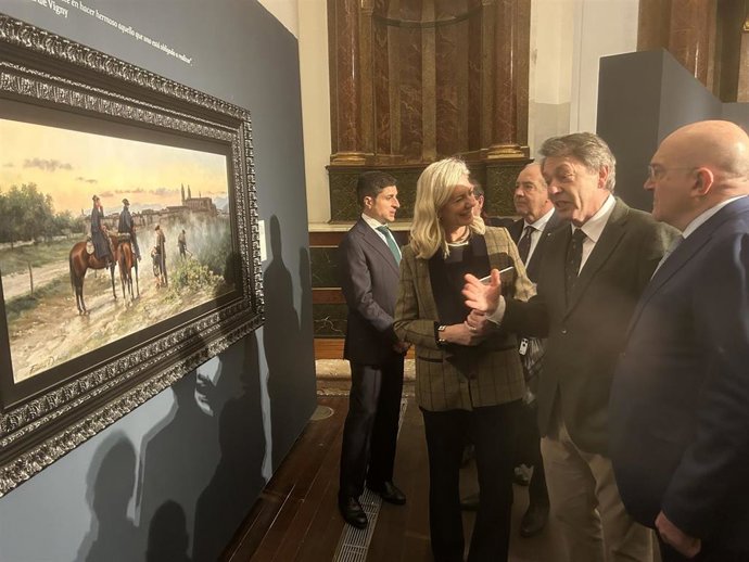 El pintor Augusto Ferrer-Dalmau explica una de sus obras, 'El Saludo', al alcalde de Valladolid, Jesús Julio Carnero, y a la teniente de alcalde Irene Carvajal.