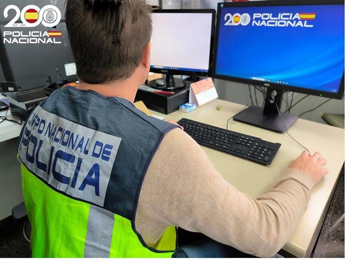 Un agente del Grupo de Delincuencia Económica y Delitos Tecnológicos de la Policía Nacional.