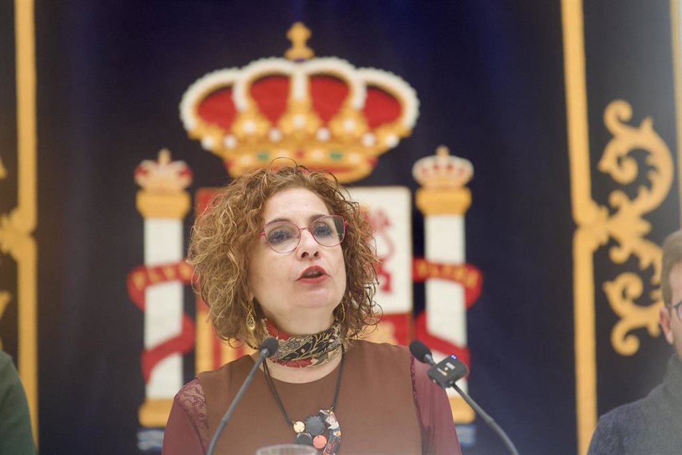 La vicepresidenta primera del Gobierno y ministra de Hacienda, María Jesús Montero, atiende a los medios de comunicación tras haber mantenido una reunión con el delegado del Gobierno en Andalucía, Pedro Fernández, para analizar los efectos de la borrasc