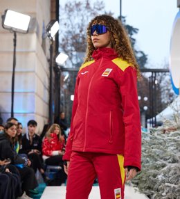 Joma exhibe la uniformidad que llevarán los olímpicos españoles en la inauguración de los Juegos de Milán-Cortina 2026.