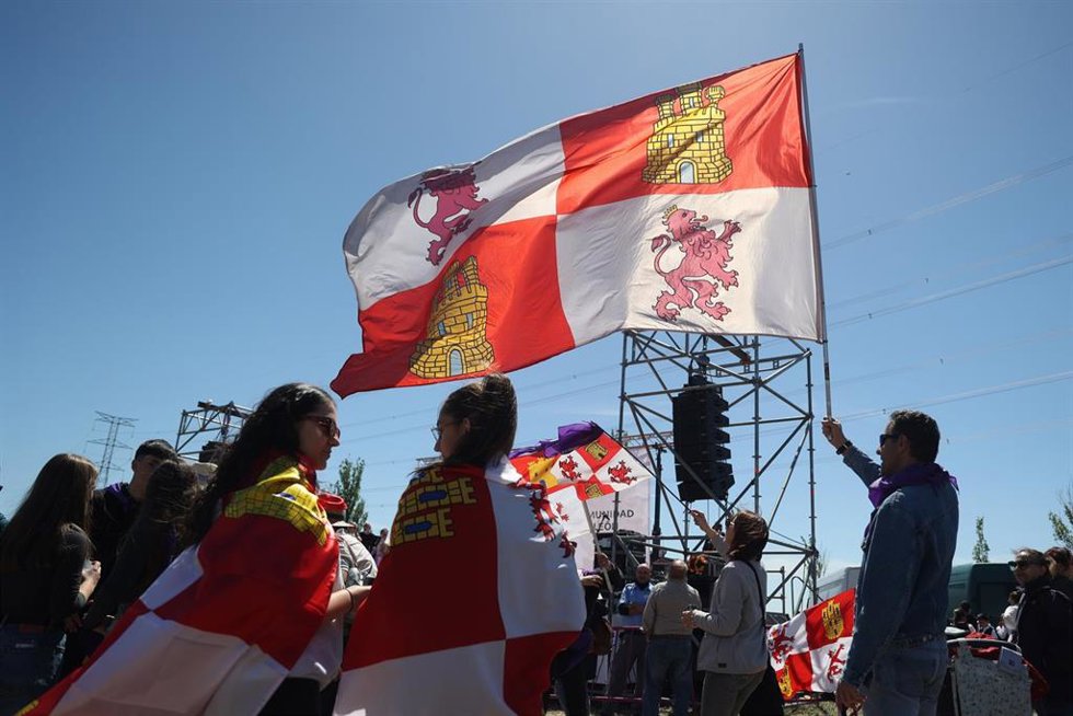 Archivo - Una persona sujeta una bandera de Castilla y León durante la festividad del Día de Castilla y León, a 23 de abril de 2024, en Villalar de los Comuneros, Valladolid.