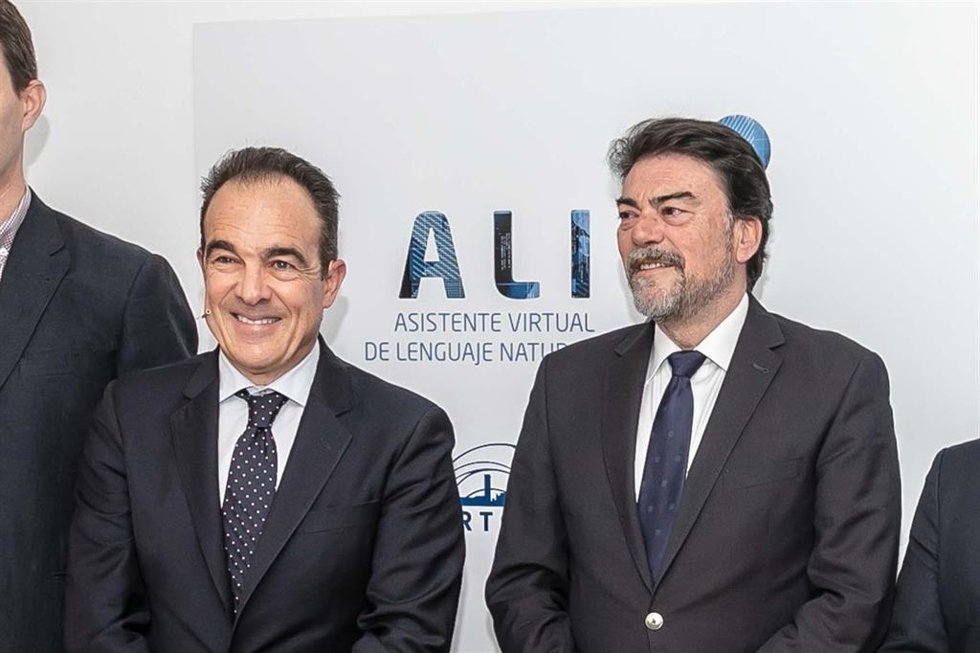 El alcalde de Alicante, Luis Barcala (d), junto al nuevo edil de Urbanismo, Antonio Peral (i), en una imagen de archivo