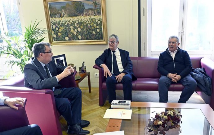 El alcalde de Murcia, José Ballesta, durante su reunión con los representares de la Federación Cabildo de Hermandades de la Aurora de la Región de Murcia
