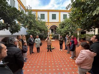 Archivo - Visita de un grupo de personas al convento de Santa Clara de Alcalá.