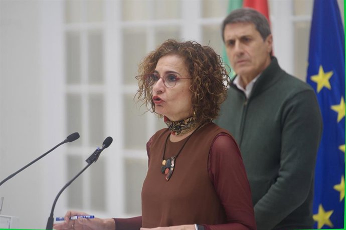 La vicepresidenta primera del Gobierno y ministra de Hacienda, María Jesús Montero, atiende a los medios de comunicación tras haber mantenido una reunión con el delegado del Gobierno en Andalucía, Pedro Fernández, para analizar los efectos de la borrasca 