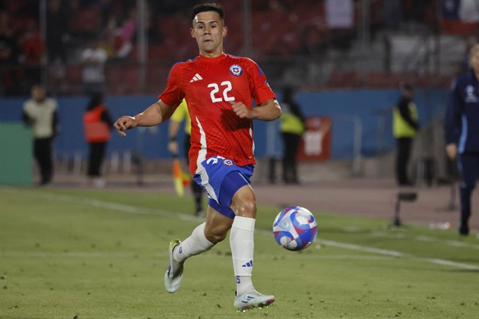 Futbol, Chile vs Venezuela. Eliminatorias al mundial 2026. El jugador de la seleccion chilena Alexander Aravena es fotografiado durante el partido de las clasificatorias al mundial de la Fifa 2026 contra Venezuela disputado en el estadio Nacional de