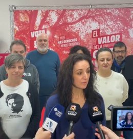 La candidata de IU-Movimiento Sumar a la Presidencia de Aragón, Marta Abengochea, atiende a los medios de comunicación acompañada por otros miembros de la coalición.