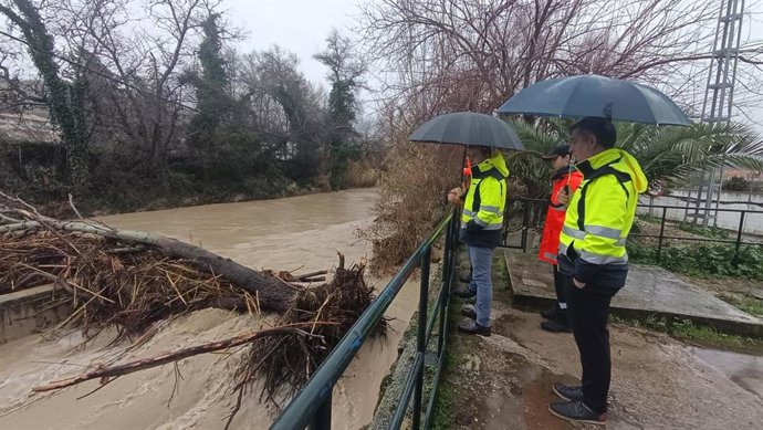 El alcalde de Jaén, Julio Millán, supervisa el estado del río en el Puente Jontoya