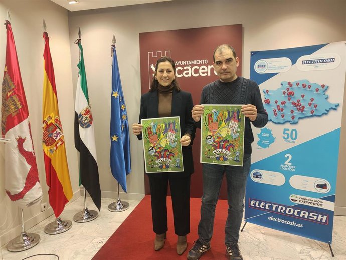 La concejala de Festejos, Soledad Carrasco, en la presentación de la programación del Carnaval, junto a un representantes de Electrocash que colabora en el patrocinio