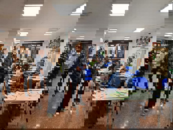 El candidato de Aragón-Teruel Existe a la Presidencia de la Comunidad, Tomás Guitarte, visita el centro de acogida de Accem en Burbáguena (Teruel), junto a otros miembros de la formación.