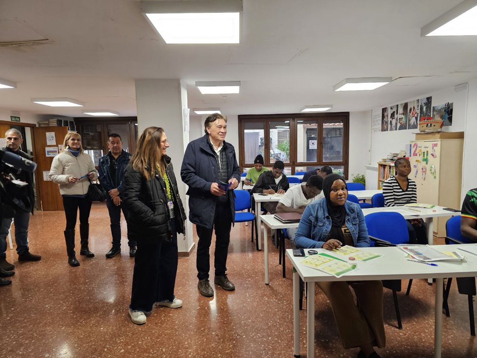 El candidato de Aragón-Teruel Existe a la Presidencia de la Comunidad, Tomás Guitarte, visita el centro de acogida de Accem en Burbáguena (Teruel), junto a otros miembros de la formación.