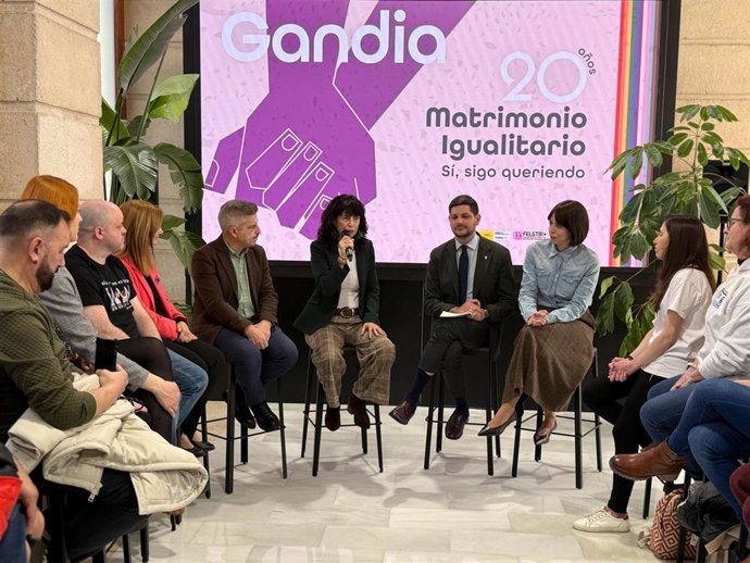 La ministra de Igualdad, Ana Redondo, en un encuentro en Gandia (Valencia) con entidades dLGTBI, acompañada por la ministra de Ciencia, Innovación y Universidades, Diana Morant, y el alcalde de la ciudad, José Manuel Prieto