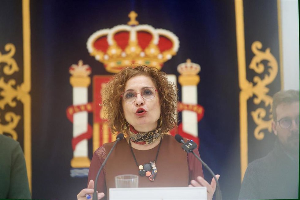 La vicepresidenta primera del Gobierno y ministra de Hacienda, María Jesús Montero, atiende a los medios de comunicación tras haber mantenido una reunión con el delegado del Gobierno en Andalucía, Pedro Fernández, para analizar los efectos de la borrasc