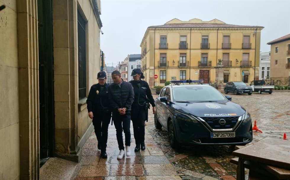 El acusado de homicidio en grado de tentativa tras agredir en febrero de 2023 a un portero de discoteca en Ponferrada, a su entrada a la Audiencia Provincial de León.