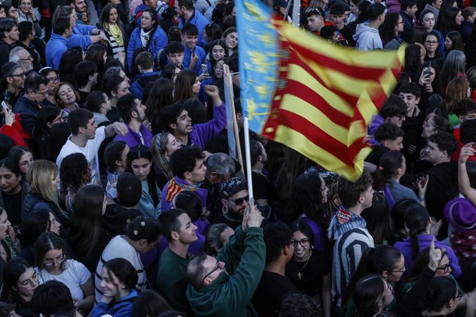 Archivo - Decenas de personas durante la Crida de las Fallas 2025, en las Torres de Serranos, a 23 de febrero de 2025, en Valencia