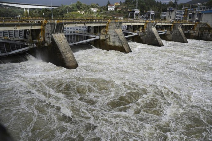Archivo - El embalse de Velle liberando agua del río Miño, en Ourense.