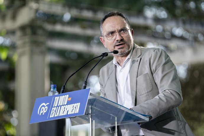 Archivo - Arquivo - O prefeito de Móstoles, Manuel Bautista, intervém durante um ato de campanha do partido, no Parque Finca Liana, em 28 de maio de 2024, em Madri (Espanha). Este ato faz parte da campanha eleitoral do Partido Popular para as eleições. 