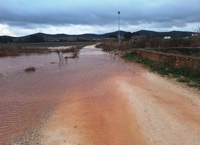 Puente anegado en La Solana.