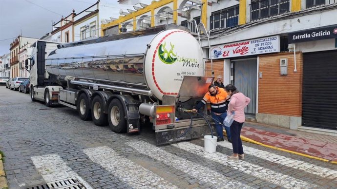 Caminón cisterna de agua en Hinojos para abastecer a la población.