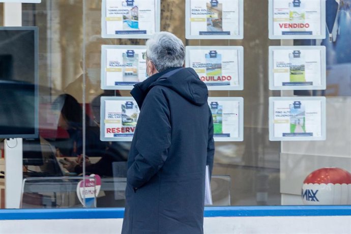 Una oficina de empresa inmobiliaria, a 19 de enero de 2026, en Madrid (España).  La compraventa de vivienda creció en noviembre del año pasado un 7,8% con respecto al mismo mes de 2024, según los datos de Transmisión de Derechos de la Propiedad publicados