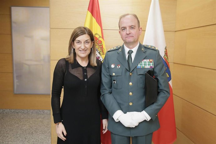 La presienta, María José Sáenz de Buruaga, ofrece la colaboración del Gobierno al nuevo jefe de la Guardia Civil en Cantabria, el coronel Jorge Bodelón
