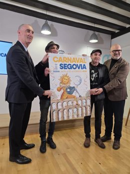 El alcalde Mazarías (izda); los pregoneros, hermanos Santana, y el concejal de Cultura, con el cartel Carnaval 2026.