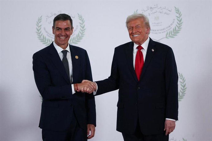 Archivo - 13 October 2025, Egypt, Sharm El-Sheikh: US President Donald Trump (R) and Spanish Prime Minister Pedro Sanchez shake hands as they pose for a photo at the Sharm El-Sheikh Peace Summit in Egypt. The meeting of heads of state and government is to
